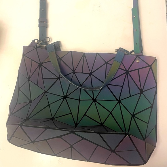 Geometric luminous holographic shoulder bag - Picture 3 of 3